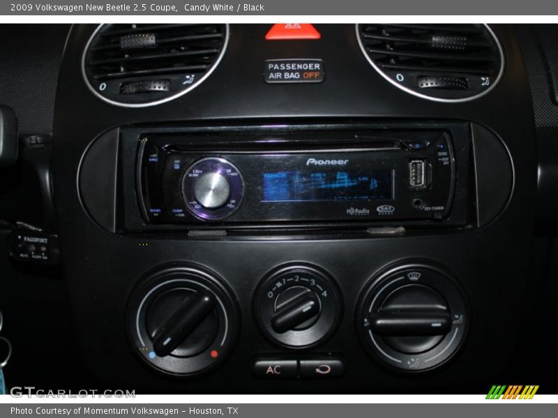 Candy White / Black 2009 Volkswagen New Beetle 2.5 Coupe