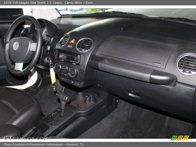 Candy White / Black 2009 Volkswagen New Beetle 2.5 Coupe