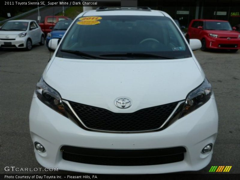 Super White / Dark Charcoal 2011 Toyota Sienna SE