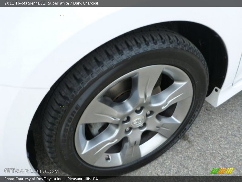 Super White / Dark Charcoal 2011 Toyota Sienna SE