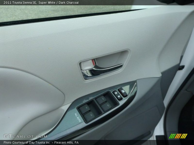 Super White / Dark Charcoal 2011 Toyota Sienna SE