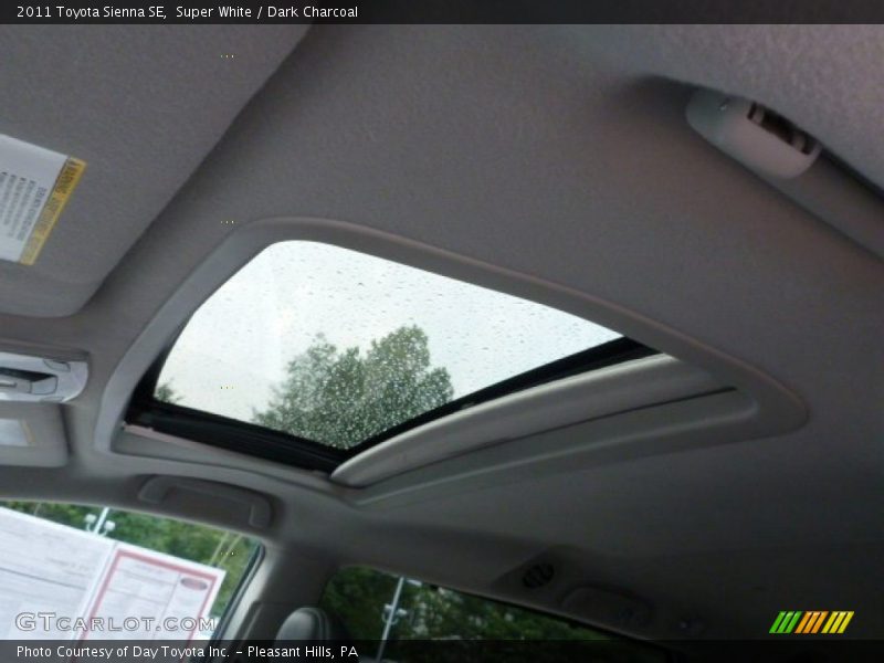 Super White / Dark Charcoal 2011 Toyota Sienna SE