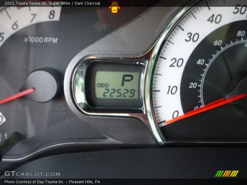 Super White / Dark Charcoal 2011 Toyota Sienna SE