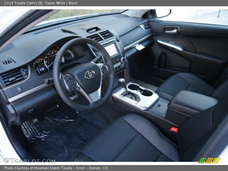 Super White / Black 2014 Toyota Camry SE