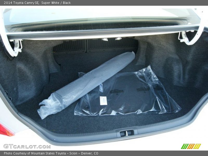 Super White / Black 2014 Toyota Camry SE