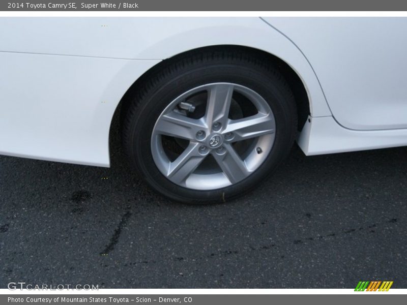 Super White / Black 2014 Toyota Camry SE