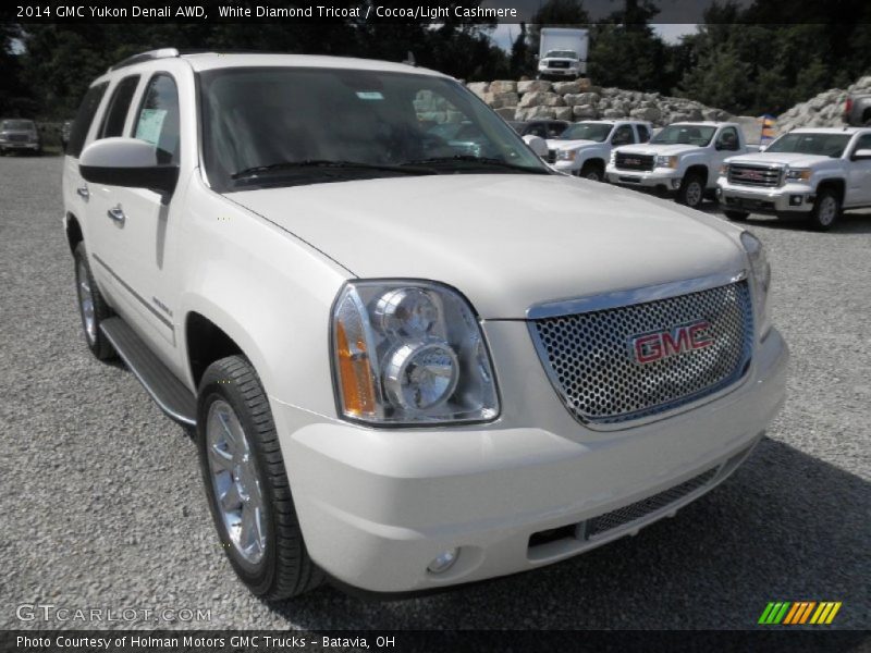 Front 3/4 View of 2014 Yukon Denali AWD