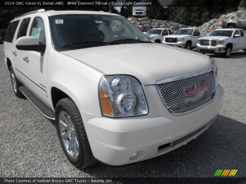 Front 3/4 View of 2014 Yukon XL Denali AWD