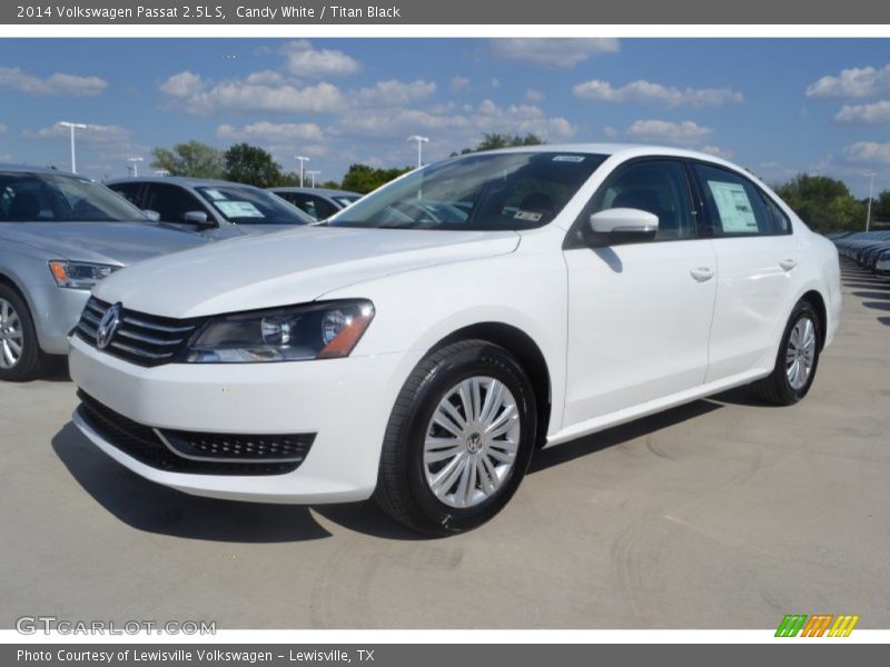 Front 3/4 View of 2014 Passat 2.5L S