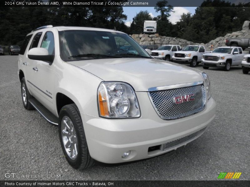 Front 3/4 View of 2014 Yukon Denali AWD