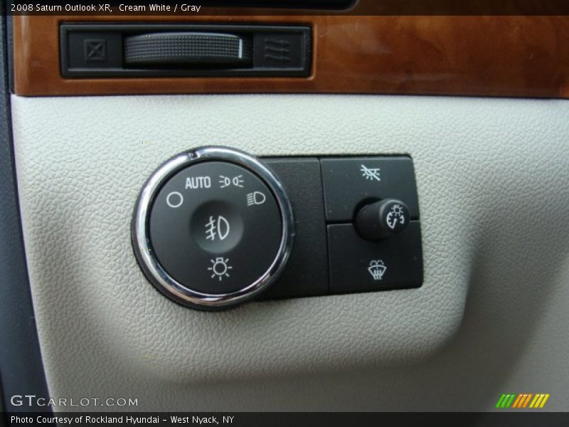 Cream White / Gray 2008 Saturn Outlook XR