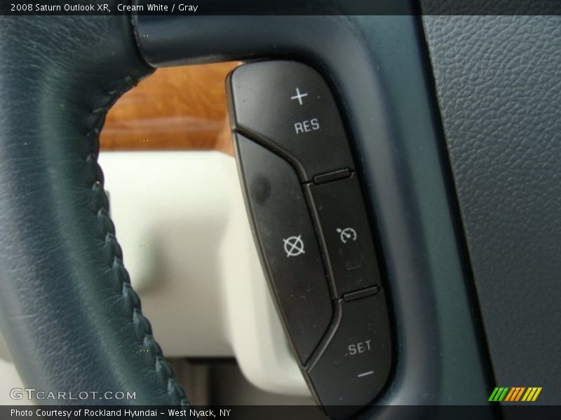 Cream White / Gray 2008 Saturn Outlook XR