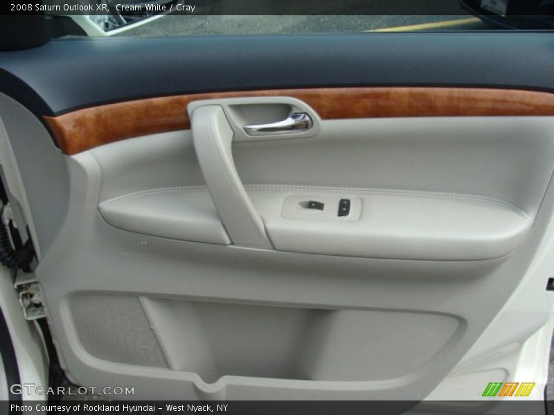Cream White / Gray 2008 Saturn Outlook XR