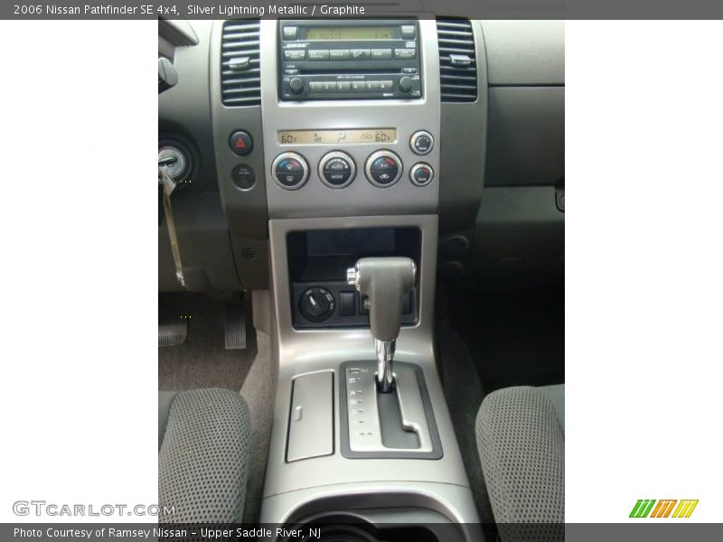Silver Lightning Metallic / Graphite 2006 Nissan Pathfinder SE 4x4