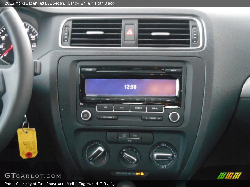 Candy White / Titan Black 2013 Volkswagen Jetta SE Sedan