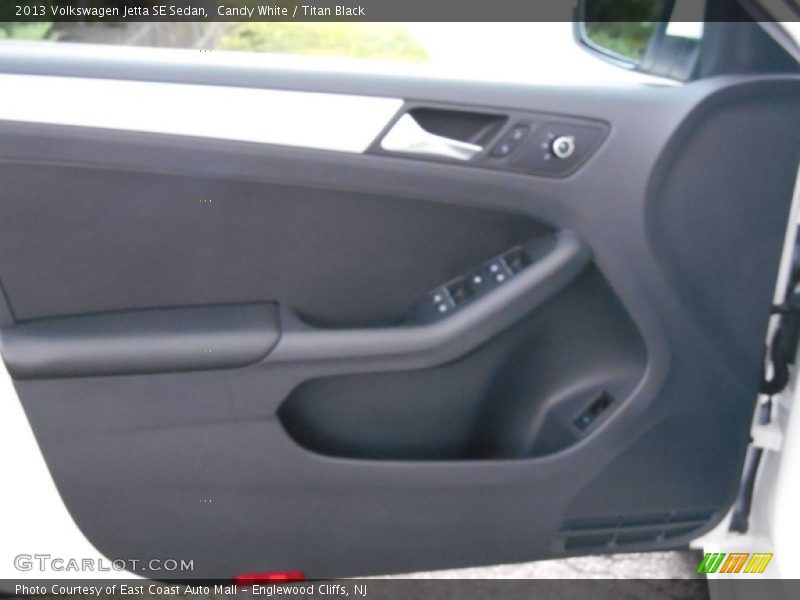 Candy White / Titan Black 2013 Volkswagen Jetta SE Sedan