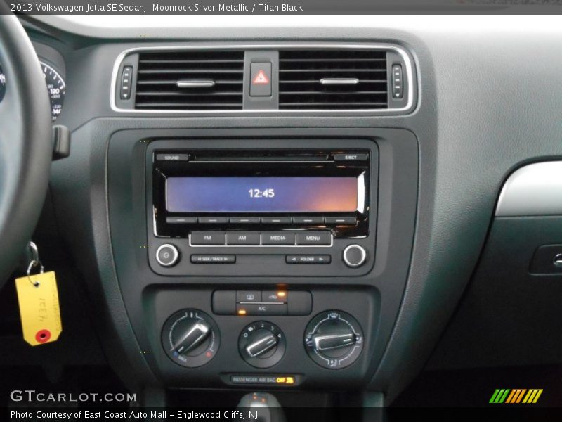 Moonrock Silver Metallic / Titan Black 2013 Volkswagen Jetta SE Sedan