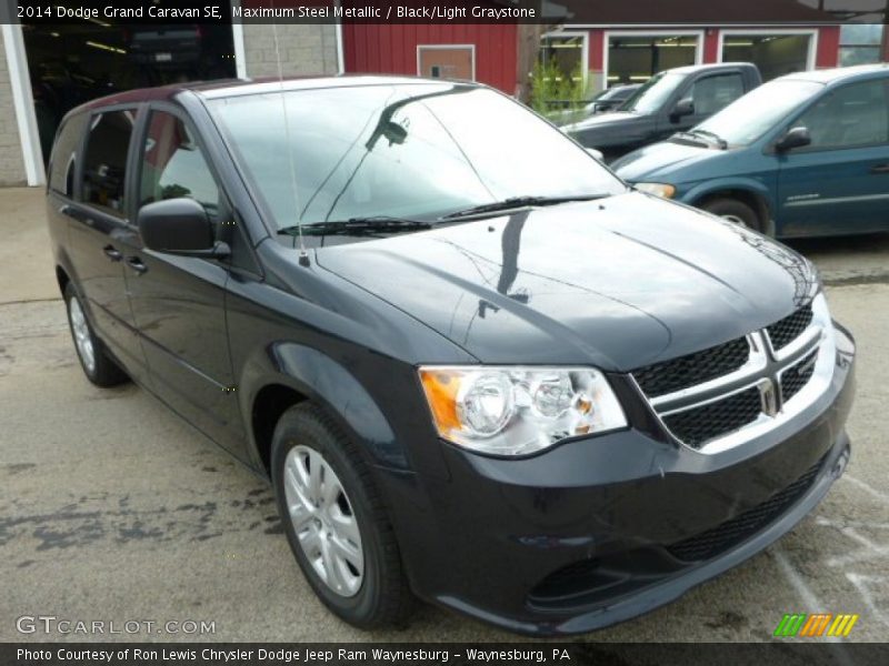 Front 3/4 View of 2014 Grand Caravan SE
