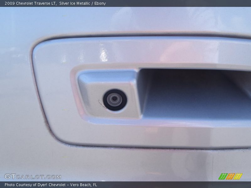 Silver Ice Metallic / Ebony 2009 Chevrolet Traverse LT