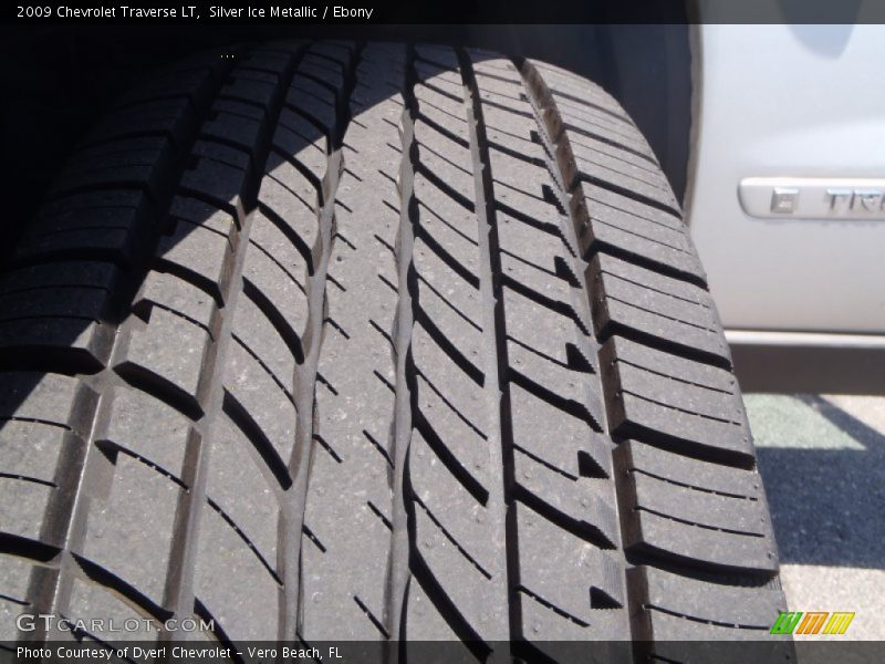 Silver Ice Metallic / Ebony 2009 Chevrolet Traverse LT