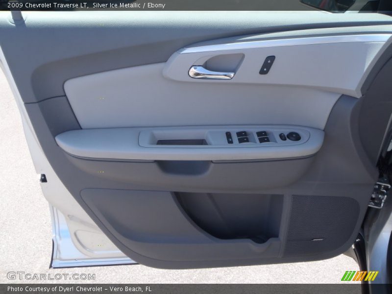 Silver Ice Metallic / Ebony 2009 Chevrolet Traverse LT