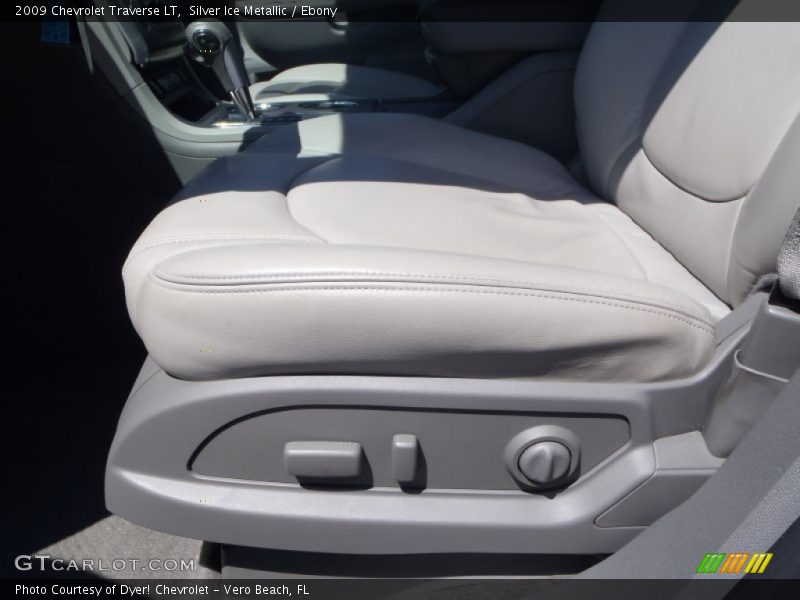 Silver Ice Metallic / Ebony 2009 Chevrolet Traverse LT