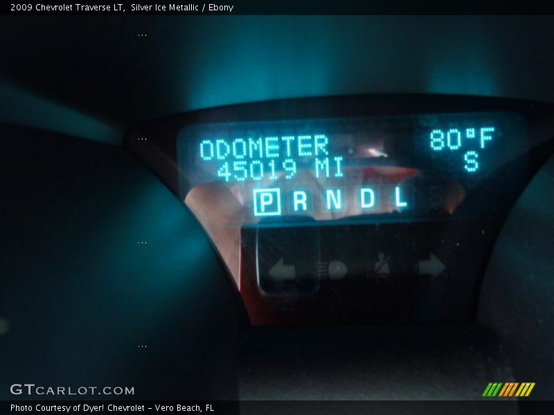 Silver Ice Metallic / Ebony 2009 Chevrolet Traverse LT