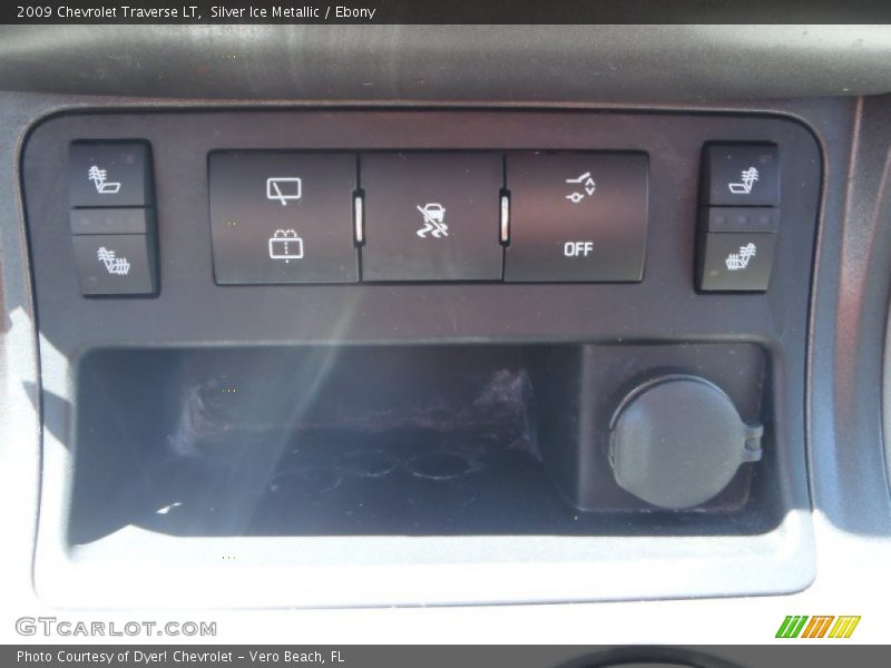 Silver Ice Metallic / Ebony 2009 Chevrolet Traverse LT