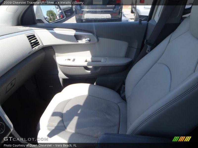 Silver Ice Metallic / Ebony 2009 Chevrolet Traverse LT