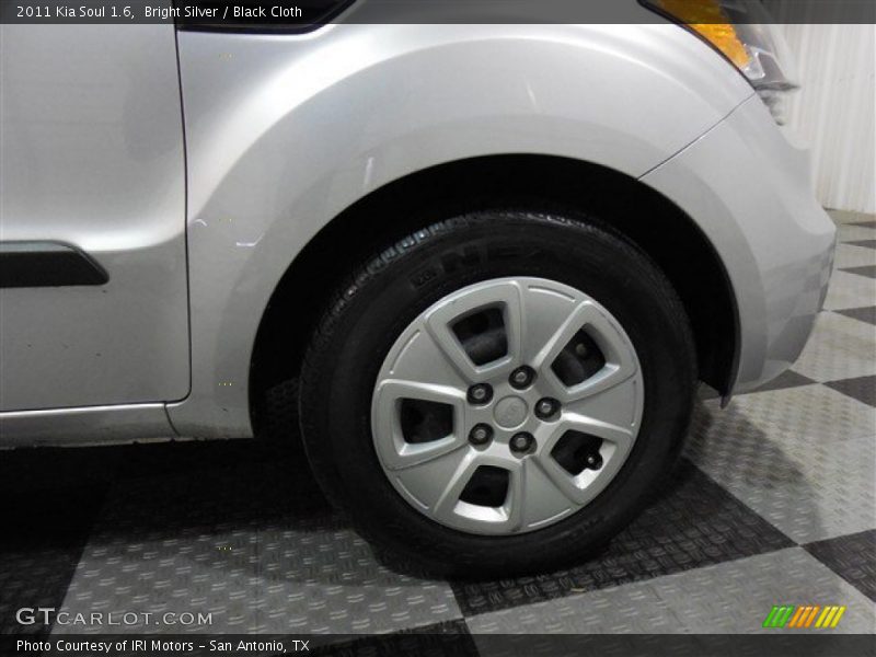 Bright Silver / Black Cloth 2011 Kia Soul 1.6