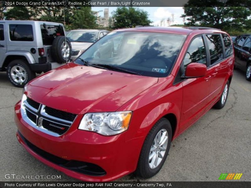 Front 3/4 View of 2014 Grand Caravan SXT