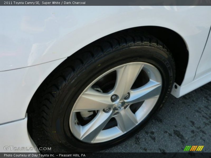 Super White / Dark Charcoal 2011 Toyota Camry SE