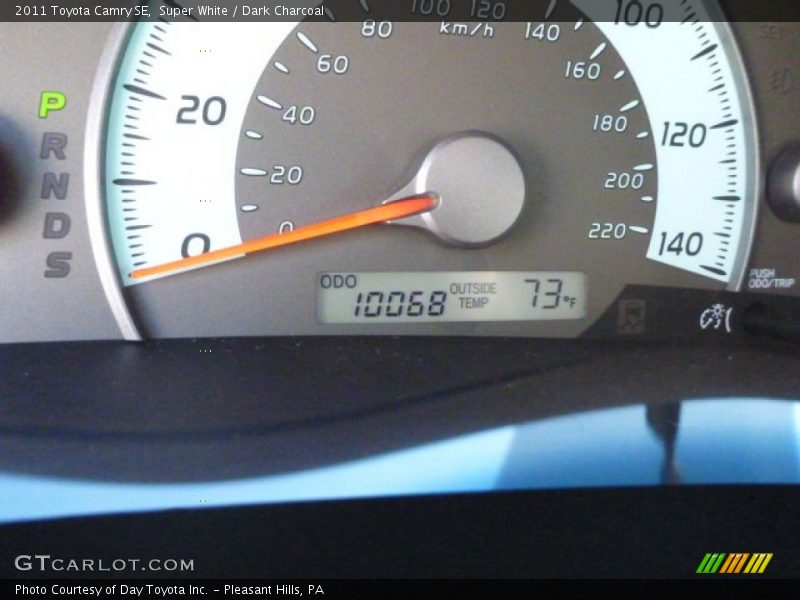 Super White / Dark Charcoal 2011 Toyota Camry SE
