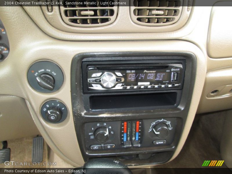 Sandstone Metallic / Light Cashmere 2004 Chevrolet TrailBlazer LS 4x4