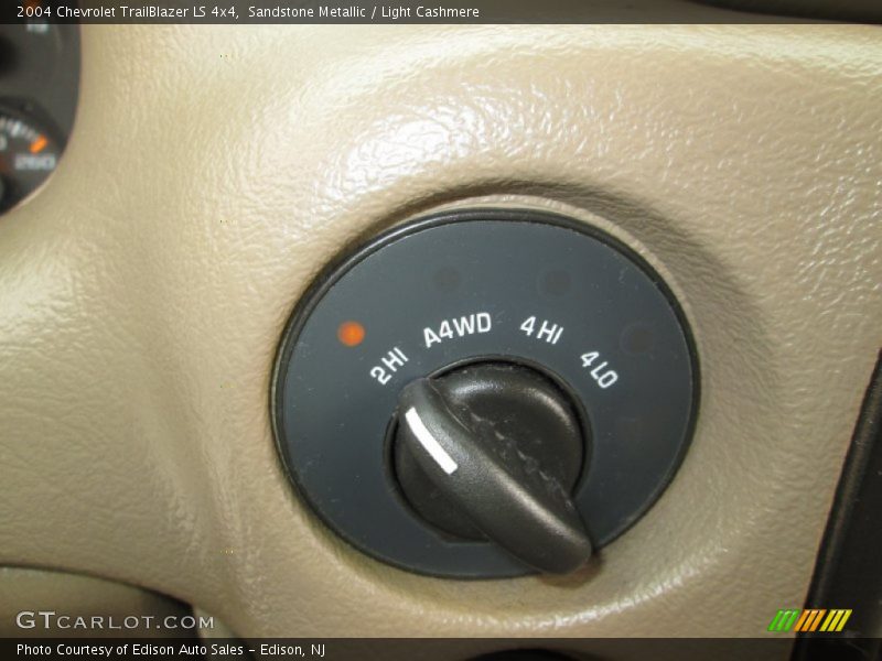 Sandstone Metallic / Light Cashmere 2004 Chevrolet TrailBlazer LS 4x4