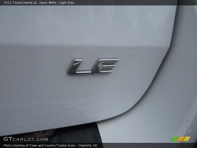 Super White / Light Gray 2011 Toyota Sienna LE