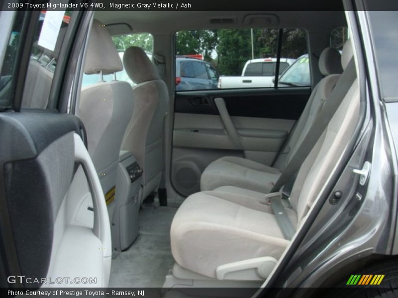 Magnetic Gray Metallic / Ash 2009 Toyota Highlander V6 4WD