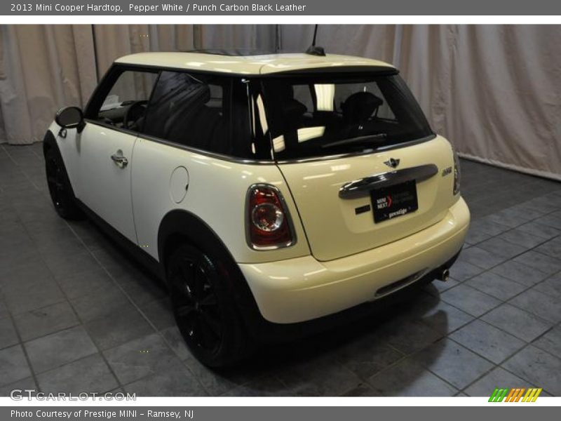 Pepper White / Punch Carbon Black Leather 2013 Mini Cooper Hardtop