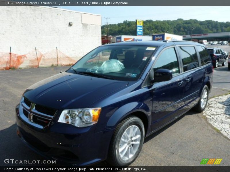 Front 3/4 View of 2014 Grand Caravan SXT