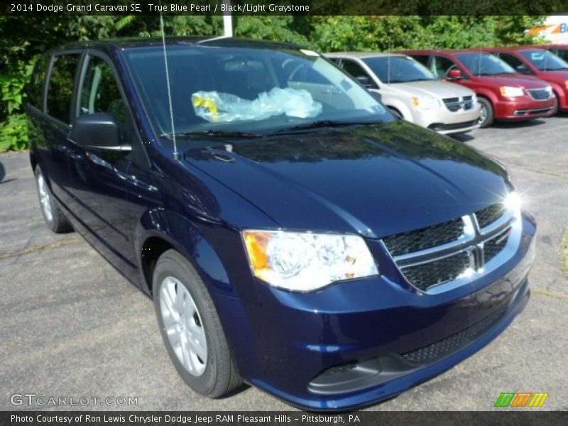 Front 3/4 View of 2014 Grand Caravan SE