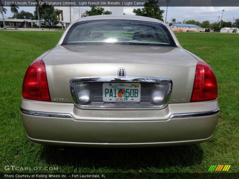 Light French Silk Metallic / Light Camel 2007 Lincoln Town Car Signature Limited