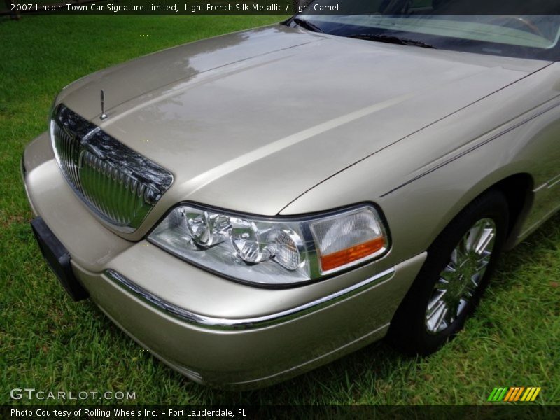 Light French Silk Metallic / Light Camel 2007 Lincoln Town Car Signature Limited