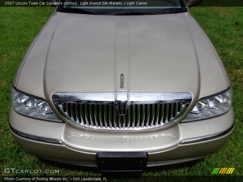Light French Silk Metallic / Light Camel 2007 Lincoln Town Car Signature Limited
