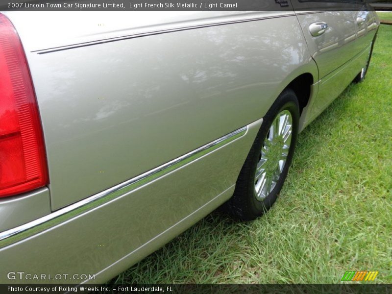 Light French Silk Metallic / Light Camel 2007 Lincoln Town Car Signature Limited