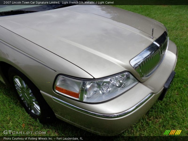 Light French Silk Metallic / Light Camel 2007 Lincoln Town Car Signature Limited