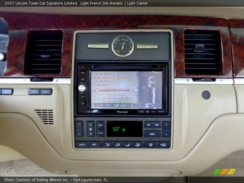 Light French Silk Metallic / Light Camel 2007 Lincoln Town Car Signature Limited