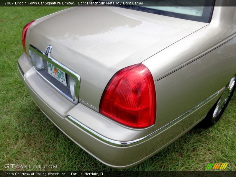 Light French Silk Metallic / Light Camel 2007 Lincoln Town Car Signature Limited