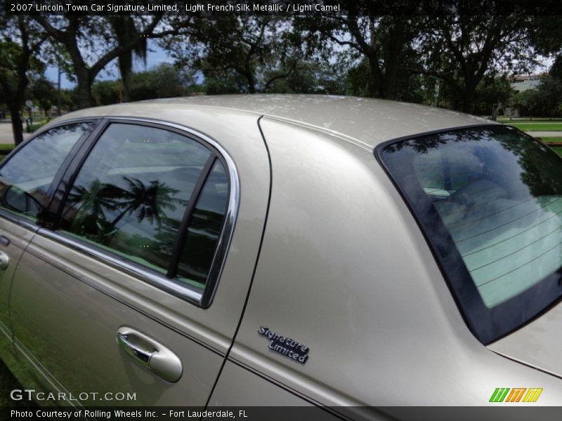 Light French Silk Metallic / Light Camel 2007 Lincoln Town Car Signature Limited