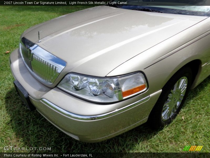 Light French Silk Metallic / Light Camel 2007 Lincoln Town Car Signature Limited
