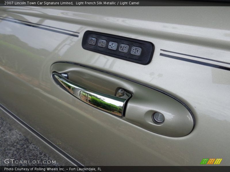 Light French Silk Metallic / Light Camel 2007 Lincoln Town Car Signature Limited
